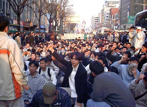 평화적인 행진을 요구하며 종로 YMCA 앞에서 연좌농성을 벌이고 있는 시위대 